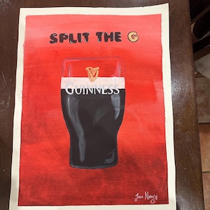 以下が含まれることがあります： 「SPLIT THE G」という文字が書かれたギネスビールのグラスを描いた絵画。背景は赤で、グラスは白い表面の上に置かれている。絵画には「Jace Neary」という署名がある。
