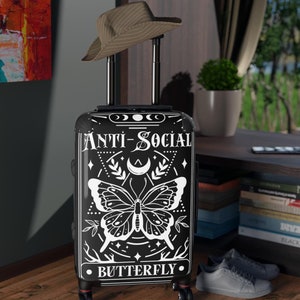 Carta del Tarot Gótico "MARIPOSA ANTI SOCIAL" Maleta, Mística, Ocultismo, Bruja Mística Brujería Luna Polilla Gótica Equipaje, viajero, bolsa de viaje