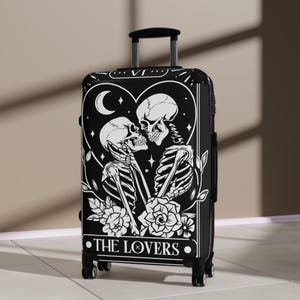 Carta del Tarot Gótico "LOS AMANTES" Maleta, Mística, Ocultismo, Mística, Bruja, Brujería, Calavera, Satánica, Equipaje Gótico, ella, viajera, viaje