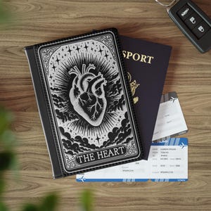 ゴス タロットカード THE HEART パスポートカバー ビーガン パスポートケース ゴシック 搭乗券 旅行 魔女 パスポートホルダー 魔術 旅行