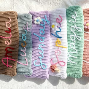 Op maat geborduurde trui met babynaam, gepersonaliseerde gebreide trui, aangepast vest Handgemaakte babyoutfit doopcadeau