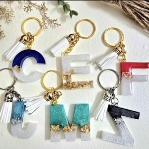 Llavero con inicial de resina personalizado hecho a mano, llavero con letras, regalo de cumpleaños, boda, regalo de novia, regalo para amiga, dije para bolso y cartera