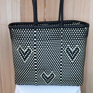 Bolso mexicano tejido a mano con forma de corazón en blanco y negro