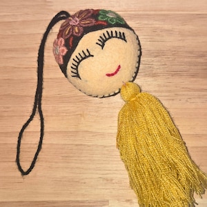 Accesorio de pompón/borla con temática de Frida mexicana para bolsos bordado a mano con borla amarilla, estilo bohemio, indie, festival, tradicional