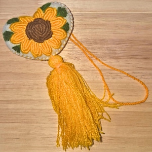 Pompón/borla mexicana en forma de corazón para bolsos, bordado a mano en blanco con girasol amarillo y borla amarilla, estilo bohemio indie.