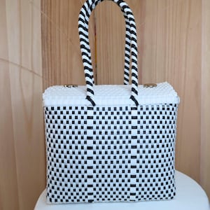 Monedero pequeño tejido a mano en blanco y negro