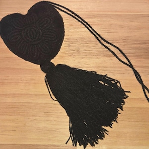 Accesorio de borla o pompón mexicano en forma de corazón para bolsos, corazón negro bordado a mano con diseño bordado en negro y borla negra.