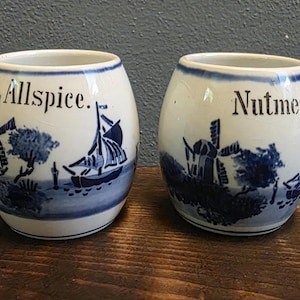 Ensemble de pots vintage bleus et blancs de Delft à muscade et piment de la Jamaïque