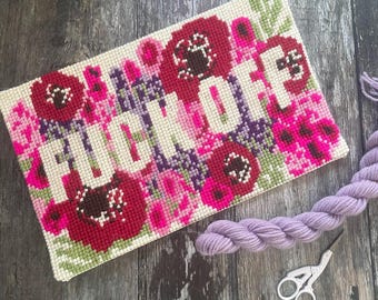 Wzór cyfrowy PDF z haftem krzyżykowym "Sweary Floral F*CK OFF". Niegrzeczny, bezczelny gobelin.