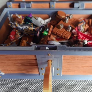 Baú do tesouro impresso em 3D com fechadura e chave funcionais. Guarde fichas, figuras e cartas. Cores e veios de madeira personalizados disponíveis!