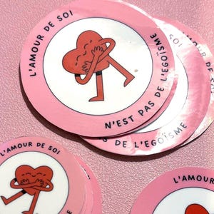 Mental health awareness sticker with heart and kind message in French