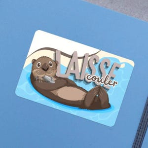 Sticker loutre “Laisse couler”, autocollant en vinyle waterproof avec illustration détente et bien-être