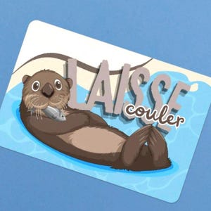 Sticker loutre “Laisse couler”, autocollant en vinyle waterproof avec illustration détente et bien-être