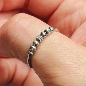 Anneau d’inquiétude en acier inoxydable avec billes texturées pour l'anxiété et la concentration du TDAH - Pouce & grands doigts