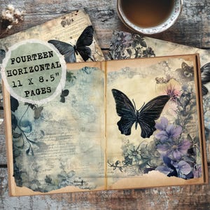 Peut inclure: Journal ouvert avec quatorze pages horizontales de 27,9 x 21,6 cm. Les pages présentent un design vintage avec des papillons et des illustrations florales dans des tons de bleu, de violet et de crème. Une tasse de thé est posée en arrière-plan.