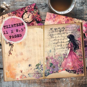 Op de afbeelding: Een open dagboek met dertien pagina's van 28 x 21,6 cm, met een aquarel illustratie van een vrouw in een roze jurk temidden van bloemen. De pagina's hebben een vintage esthetiek met bloemen- en klokontwerpen.