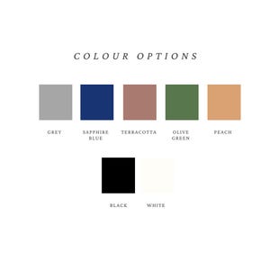 Op de afbeelding: Een kleurenkaart met de titel COLOUR OPTIONS toont zeven vierkante stalen met labels eronder. De kleuren zijn grijs, saffierblauw, terracotta, olijfgroen, perzik, zwart en wit, gerangschikt in twee rijen met tekstlabels voor elke kleur.