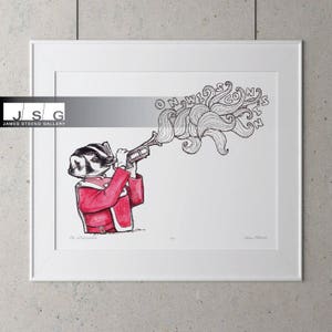Op de afbeelding: Een zwart-witte illustratie van een das in een rood uniform die trompet speelt. De das blaast in de trompet en de muziek komt eruit in de vorm van de woorden "On Wisconsin".