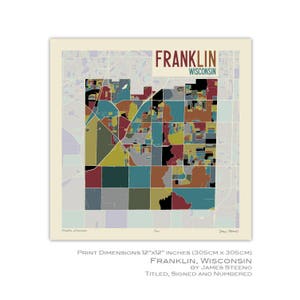 Könnte beinhalten: Eine farbenfrohe Karte von Franklin, Wisconsin, mit einem Raster aus verschiedenen farbigen Quadraten. Die Karte ist mit "FRANKLIN, WISCONSIN" betitelt und signiert und nummeriert. Die Druckmaße betragen 12" x 12" Zoll (30,5 cm x 30,5 cm).
