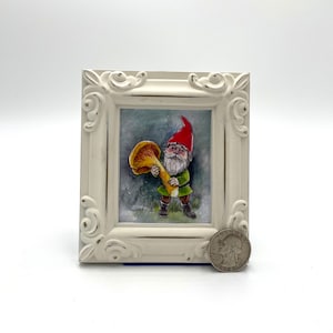 Tuinkabouter met paddestoel ingelijste miniatuur aquarel Art Print door James Steeno Minikunst, kleine kunst, kleine kunst, tuinkunst