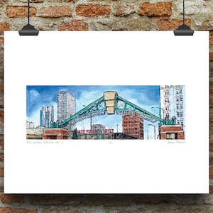 Könnte beinhalten: Aquarelldruck eines Stadtbildes mit einer grünen Brücke und der Aufschrift "Milwaukee Public Market". Der Druck zeigt Gebäude, einen blauen Himmel und den Text "Milwaukee Skyline no. 4".