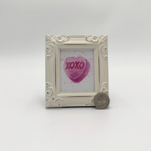 Impresión artística en miniatura de acuarela enmarcada &quot;Corazón de caramelo XOXO&quot; de James Steeno. Arte en miniatura, arte pequeño, arte diminuto, arte de San Valentín, arte en miniatura.