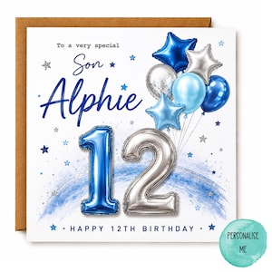 Könnte beinhalten: Eine quadratische Geburtstagskarte mit dem Text To a very special Son Alphie und Happy 12th Birthday. Das Design zeigt große blaue und silberne Folienballon-Zahlen 12, umgeben von blauen und silbernen Sternen und runden Luftballons.