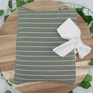Gesteppte Bibelhülle: Handgefertigter grün-weiß gestreifter Stoffschutz