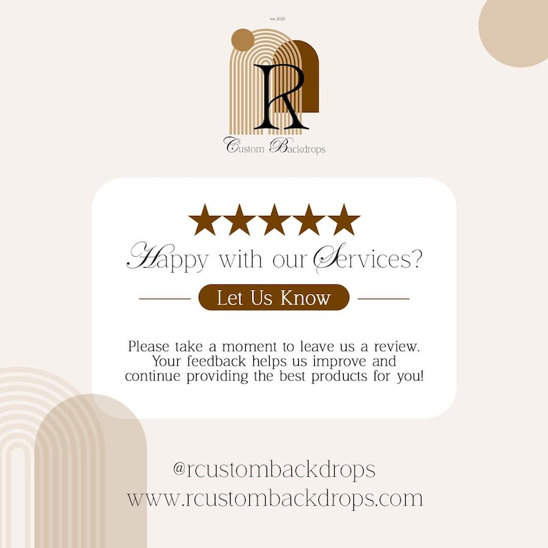 Puede incluir: Gr&aacute;fico con el texto "Happy with our Services?" y "Let Us Know" con cinco estrellas. El logotipo de "Custom Backdrops" est&aacute; en la parte superior. La parte inferior del gr&aacute;fico incluye el sitio web y el identificador de redes sociales.