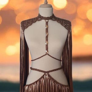 Abito da festa metallizzato, costume in macramè, spallina con nappe in pelle, girocollo, abito da dea con paillettes, gioielli con cristalli sulle spalle, gonna in pelle