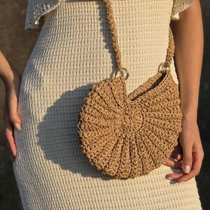 Borsa a conchiglia all'uncinetto – Borsa a conchiglia in filato di carta – Borsa a tracolla a conchiglia – Borsa a tracolla estiva boho da spiaggia – Accessorio fatto a mano ispirato al mare