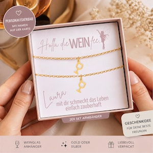 Könnte beinhalten: Ein goldfarbenes Armband-Set mit Weinglas-Anhängern, präsentiert in einer Geschenkbox. Die Box enthält deutschen Text, darunter "Laura" und "2ER SET ARMBÄNDER". Das Bild enthält auch die Wörter "PERSONALISIERBAR" und "GESCHENKIDEE".