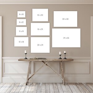 Puede incluir: Una galer&iacute;a de pared con nueve marcos de diferentes tama&ntilde;os, cada uno con un fondo blanco y texto negro que indica las dimensiones del marco en pulgadas. Los marcos est&aacute;n dispuestos en un patr&oacute;n escalonado en una pared de color beige claro. Una mesa consola de madera r&uacute;stica se coloca frente a la pared.