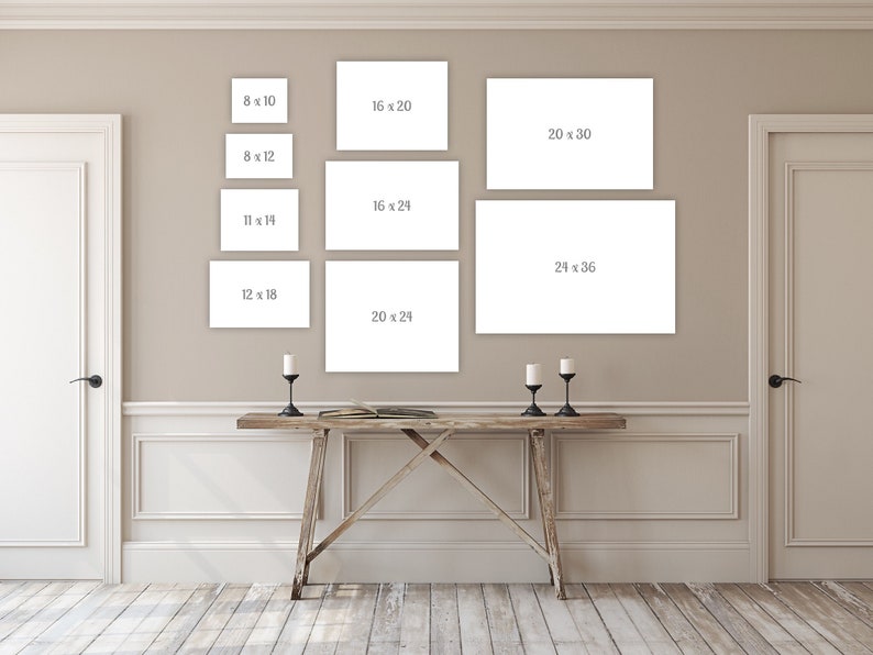 Puede incluir: Una galer&iacute;a de pared con nueve marcos de diferentes tama&ntilde;os, cada uno con un fondo blanco y texto negro que indica las dimensiones del marco en pulgadas. Los marcos est&aacute;n dispuestos en un patr&oacute;n escalonado en una pared de color beige claro. Una mesa consola de madera r&uacute;stica se coloca frente a la pared.