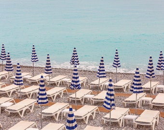 Impresión artística de sombrillas de playa en la Riviera Francesa: fotografía de viajes de Niza, Francia