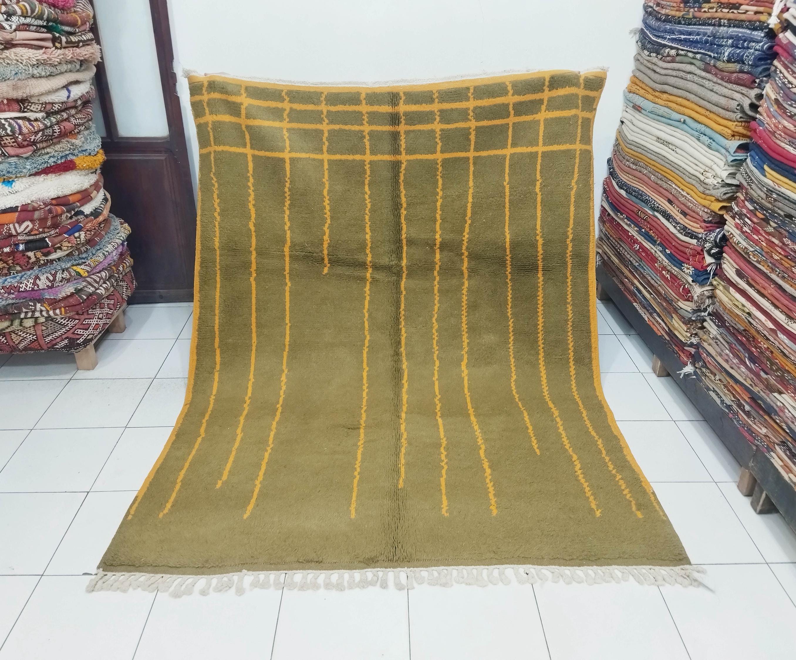 手織りモロッコウール タズナクトラグ：幾何学模様の花柄デザイン（160