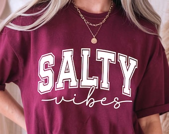 Salty Vibes PNG SVG: レトロなバーシティデザイン（デジタルダウンロード）