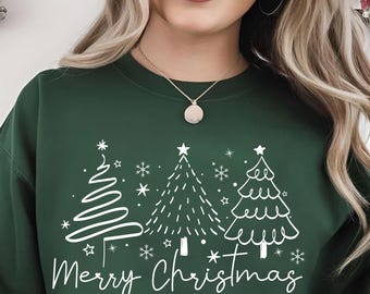 Könnte beinhalten: Dunkelgrünes Sweatshirt mit einer weißen Grafik von drei Weihnachtsbäumen und Schneeflocken. Die Worte "Merry Christmas" sind in kursiver Schrift unter den Bäumen geschrieben. Ein festliches Kleidungsstück für die Feiertage.