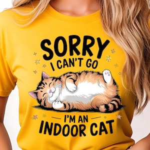 以下が含まれることがあります： 「ごめんなさい、行けません。私は家猫です。」というテキストと漫画の猫が描かれた黄色のTシャツ。