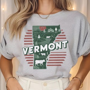 Diseño PNG del estado de Vermont: colinas ondulantes, pinos, puente cubierto, vacas, granjas, sol de montaña. Descarga digital para camisetas y más.