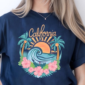 California Sunset Beach, png PNGEgg | Retro surfgolfsublimatieontwerp | Clipart tropische palmboom en hibiscus voor T-shirts en prints