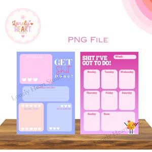 Peut inclure: Deux pages de planificateur imprimables colorées. L'une est bleue et rose avec le texte "GET Shit Done!" et l'autre est rose avec le texte "SHIT I'VE GOT TO DO!". Les deux ont des graphiques de cœur et sont sur une surface en bois.