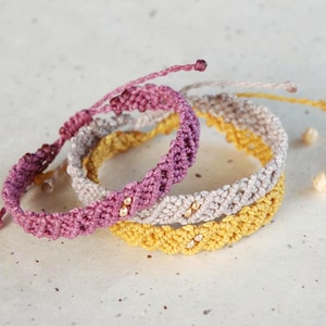 Handmade micro macramé bracelet with diagonal pattern and gold beads – Adjustable, customizable colors, boho minimalist, stackable bracelet