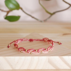 Small wave-pattern micro-macrame bracelet, handwoven and accented with brass beads – Delicate, handmade, boho, pink bracelet immagine 2