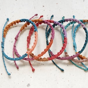 Bracelet ajustable trois couleurs avec noeud coulissant – Bracelet artisanal en micro-macramé, fait main, coloré, à combiner, boho