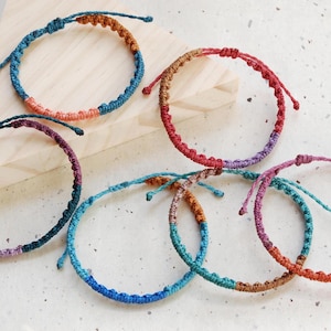 Bracelet ajustable trois couleurs automnales, noeud coulissant – Bracelet artisanal en micro-macramé, fait main, coloré, à combiner, boho