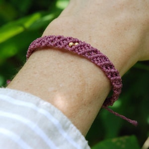 Handmade micro macramé bracelet with diagonal pattern and gold beads – Adjustable, customizable colors, boho minimalist, stackable bracelet