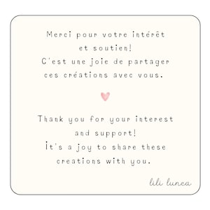 Pu&ograve; includere: Una scheda quadrata con angoli arrotondati presenta testo in inglese e francese. Il testo recita: "Merci pour votre int&eacute;r&ecirc;t et soutien! C'est une joie de partager ces cr&eacute;ations avec vous." e "Thank you for your interest and support!"