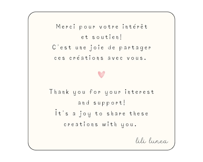 Pu&ograve; includere: Una scheda quadrata con angoli arrotondati presenta testo in inglese e francese. Il testo recita: "Merci pour votre int&eacute;r&ecirc;t et soutien! C'est une joie de partager ces cr&eacute;ations avec vous." e "Thank you for your interest and support!"