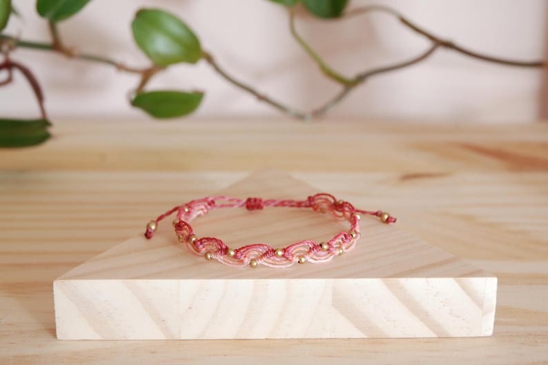 Small wave-pattern micro-macrame bracelet, handwoven and accented with brass beads – Delicate, handmade, boho, pink bracelet immagine 2